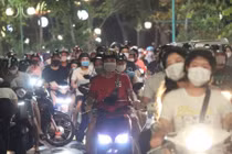 “Biển người” Hà Nội chơi Trung thu: Thuốc thử với Chủ tịch Chu Ngọc Anh?