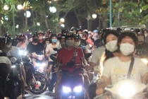 “Biển người” Hà Nội chơi Trung thu: Thuốc thử với Chủ tịch Chu Ngọc Anh?