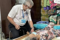 Cận cảnh người lớn tuổi được tiêm vắc xin COVID-19 'tại gia'