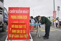 Lái xe phải quay đầu vì bị nghi giấy xét nghiệm COVID-19 không hợp lệ 