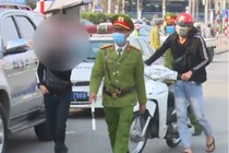 Video: Quên đeo khẩu trang vì lý do 'kỳ cục', nhiều người bị mời về phường