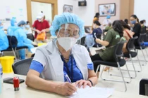 Nữ bác sĩ 72 tuổi tình nguyện đi chống dịch: ‘Không thể đứng ngoài cuộc’