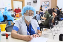 Nữ bác sĩ 72 tuổi tình nguyện đi chống dịch: ‘Không thể đứng ngoài cuộc’