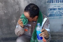 Ảnh: Công nhân điện lực làm việc dưới trời nắng gắt trên 40 độ