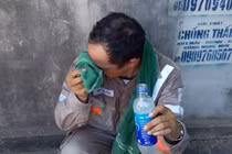 Ảnh: Công nhân điện lực làm việc dưới trời nắng gắt trên 40 độ