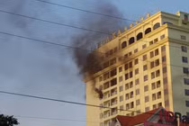 Hải Dương: Cứu hai công nhân mắc kẹt vụ cháy tại tòa nhà Hòa Xá