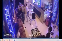 Tin nóng ngày 27/4: Gạ tiếp viên nữ bất thành, đánh nhân viên karaoke