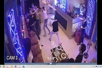 Tin nóng ngày 27/4: Gạ tiếp viên nữ bất thành, đánh nhân viên karaoke