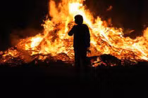 Mâu thuẫn, chồng đổ xăng châm lửa đốt khiến 5 người bỏng nặng