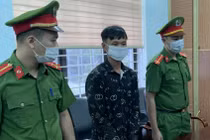 Bắt khẩn cấp đối tượng hiếp dâm con riêng của vợ