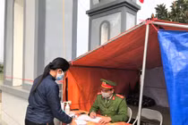 Hải Dương: Vợ sinh con, đại úy công an trực chốt không thể về nhà