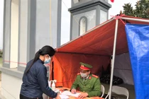 Hải Dương: Vợ sinh con, đại úy công an trực chốt không thể về nhà