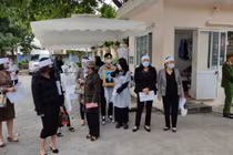 Xét xử Cao Tài Năng: Gia đình bị hại đeo khăn tang, mang di ảnh đến tòa