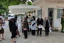 Xét xử Cao Tài Năng: Gia đình bị hại đeo khăn tang, mang di ảnh đến tòa