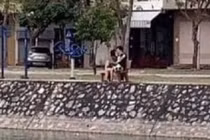Hải Dương: Đôi tình nhân “hôn nhau” cùng hàng loạt người ra đường bị xử phạt 