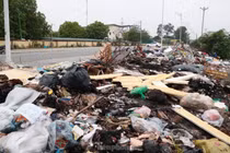 Bãi rác tự phát khổng lồ kéo dài trên đoạn đường 'trăm tỷ' ở Hà Nội