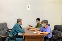 Làm đơn tố cáo Chủ tịch xã rồi "vòi" 400 triệu đồng