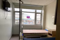 Vì sao bé 2 tuổi rơi tầng 9 BV Quốc tế Green xuống đất tử vong?