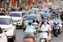 Đường phố Hà Nội tấp nập dù đang giãn cách theo chỉ thị 16