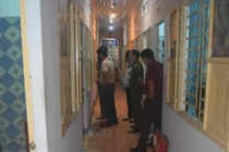 Vợ đòi ly hôn, chồng đổ xăng lên người 2 con gái định châm lửa đốt