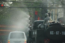 Ảnh: Xe chuyên dụng phun hóa chất phòng COVID-19 trên phố Hải Phòng