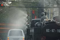 Ảnh: Xe chuyên dụng phun hóa chất phòng COVID-19 trên phố Hải Phòng