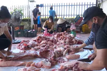 Cảnh người dân Hưng Yên mổ lợn tặng 119 hộ đang bị phong tỏa