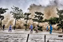 Bão Conson đe dọa, COVID -19 chực chờ... kịch bản nào tránh tai họa kép?