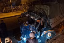 Xe tải đâm đuôi container đang đỗ trên QL5, tài xế tử vong