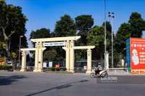 Người dân trèo cổng vào Công viên Thống nhất, bất chấp lệnh phong toả