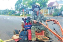 COVID-19: Hết lương thực, cả gia đình về quê bằng xe cày