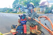 COVID-19: Hết lương thực, cả gia đình về quê bằng xe cày