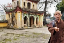 Trụ trì chùa Hưng Khánh đập nhang, đuổi khách khi chụp ảnh tại chùa