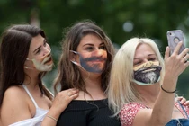 Người Anh sẽ nghiện khẩu trang như châu Á?