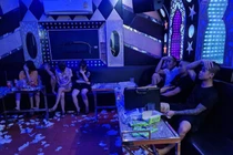 Karaoke “chui” bất tuân lệnh cấm: Bi hài những cái kết có…1-0-2