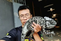 Chàng trai tạo ra con khủng long sắt bán giá trăm triệu