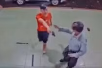 Công an cầm “súng” dọa nhân viên y tế Lâm Đồng: “Cần loại khỏi ngành“