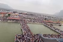 Chùa Tam Chúc, chùa Hương ken cứng người đi lễ: "Bóng ma" COVID-19 chực chờ!?