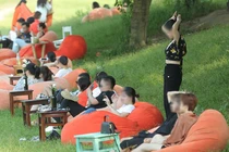 Hàng trăm trai gái tụ tập bãi sông giữa COVID -19: Sông Hồng hay sông Hằng?