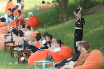 Hàng trăm trai gái tụ tập bãi sông giữa COVID -19: Sông Hồng hay sông Hằng?