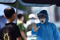 Khi bị sốt, tôi nên đi khám hay gọi nhân viên y tế?