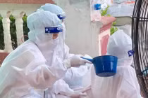 Nắng nóng 40 độ: Xúc động nhân viên y tế tâm dịch dội nước đá lên người làm mát