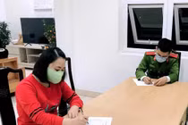 Nữ công nhân dùng thuyền vượt sông từ Hải Dương sang Quảng Ninh “né” chốt