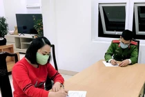 Nữ công nhân dùng thuyền vượt sông từ Hải Dương sang Quảng Ninh “né” chốt