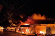 “Biển” lửa bao trùm chợ Núi Đèo trong đêm