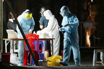 Trắng đêm xét nghiệm khu dân cư ở Long Biên vì ca nghi mắc COVID-19