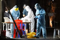 Trắng đêm xét nghiệm khu dân cư ở Long Biên vì ca nghi mắc COVID-19