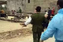 Xúc động hình ảnh nữ nhân viên y tế ngất xỉu do làm việc quá sức