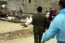 Xúc động hình ảnh nữ nhân viên y tế ngất xỉu do làm việc quá sức