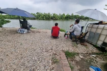 Cận cảnh hồ câu tấp nập ở Hải Dương, vi phạm phòng dịch COVID-19